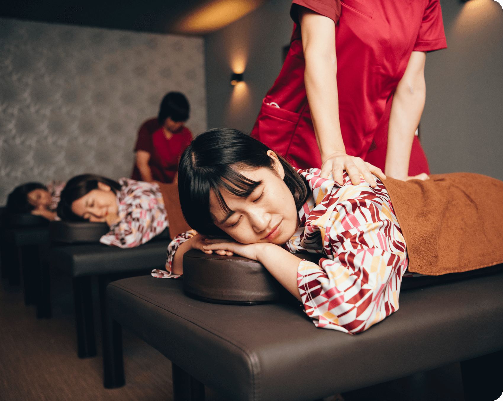 お土産を選んでいる写真