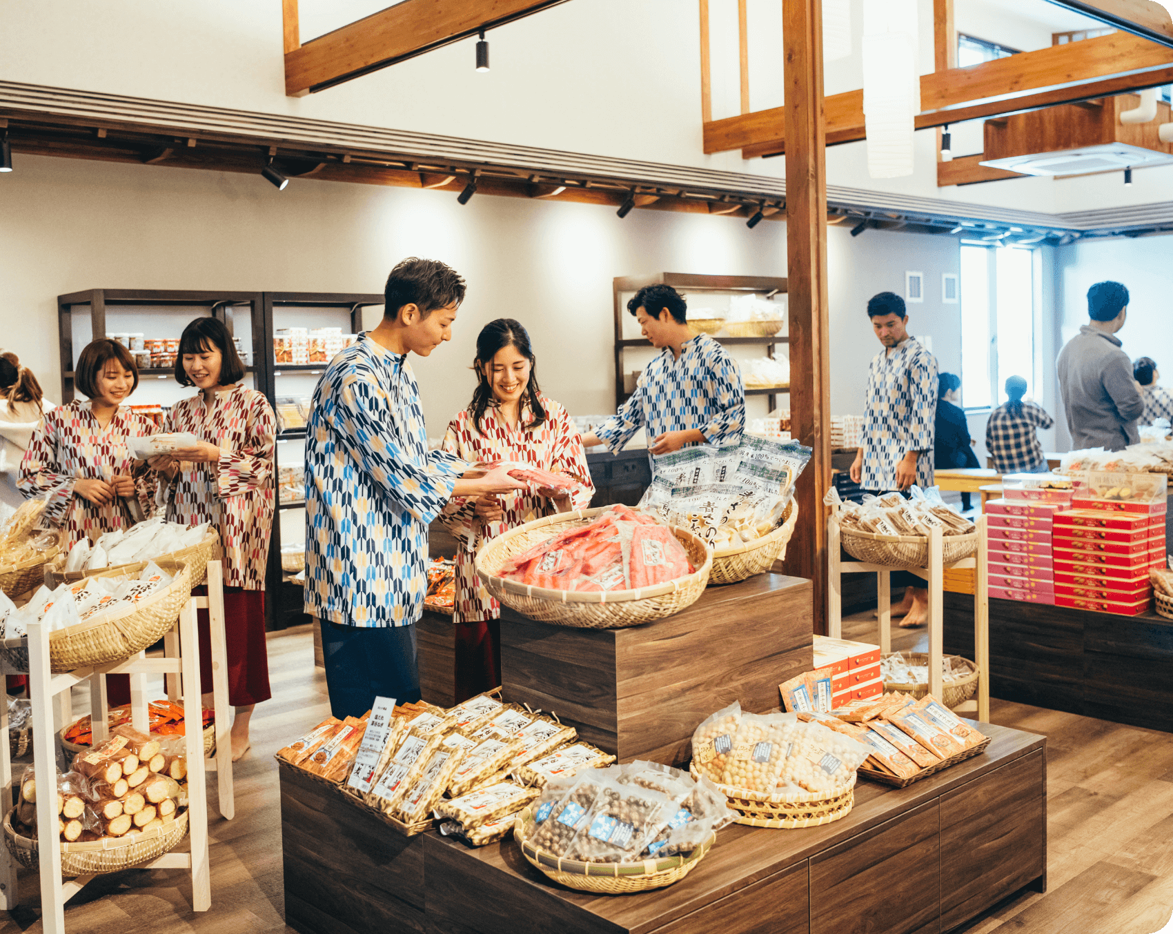 お土産を選んでいる写真